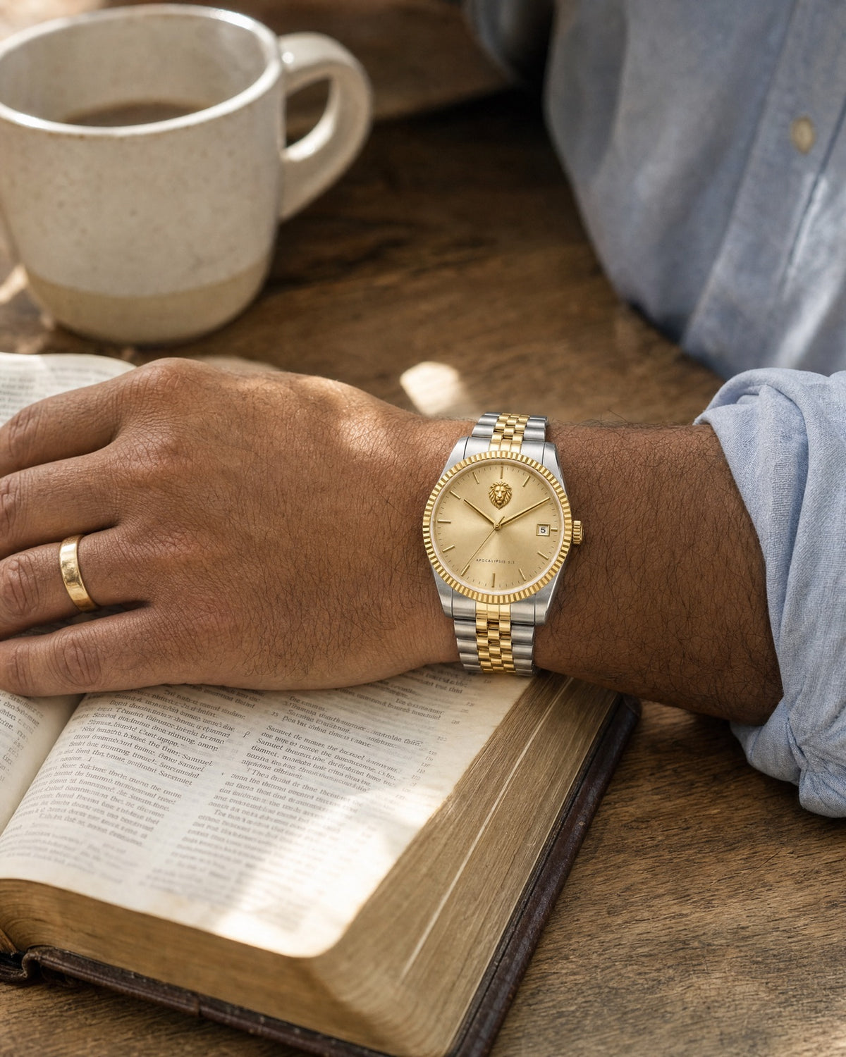 Reloj León de Judá en la muñeca