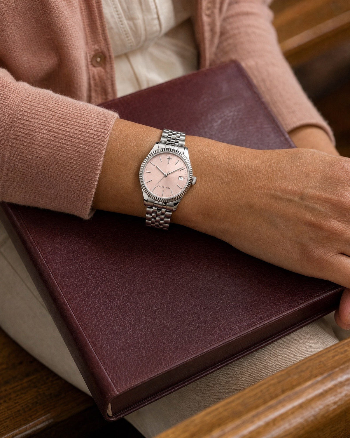 Para Esta Hora watch on the wrist